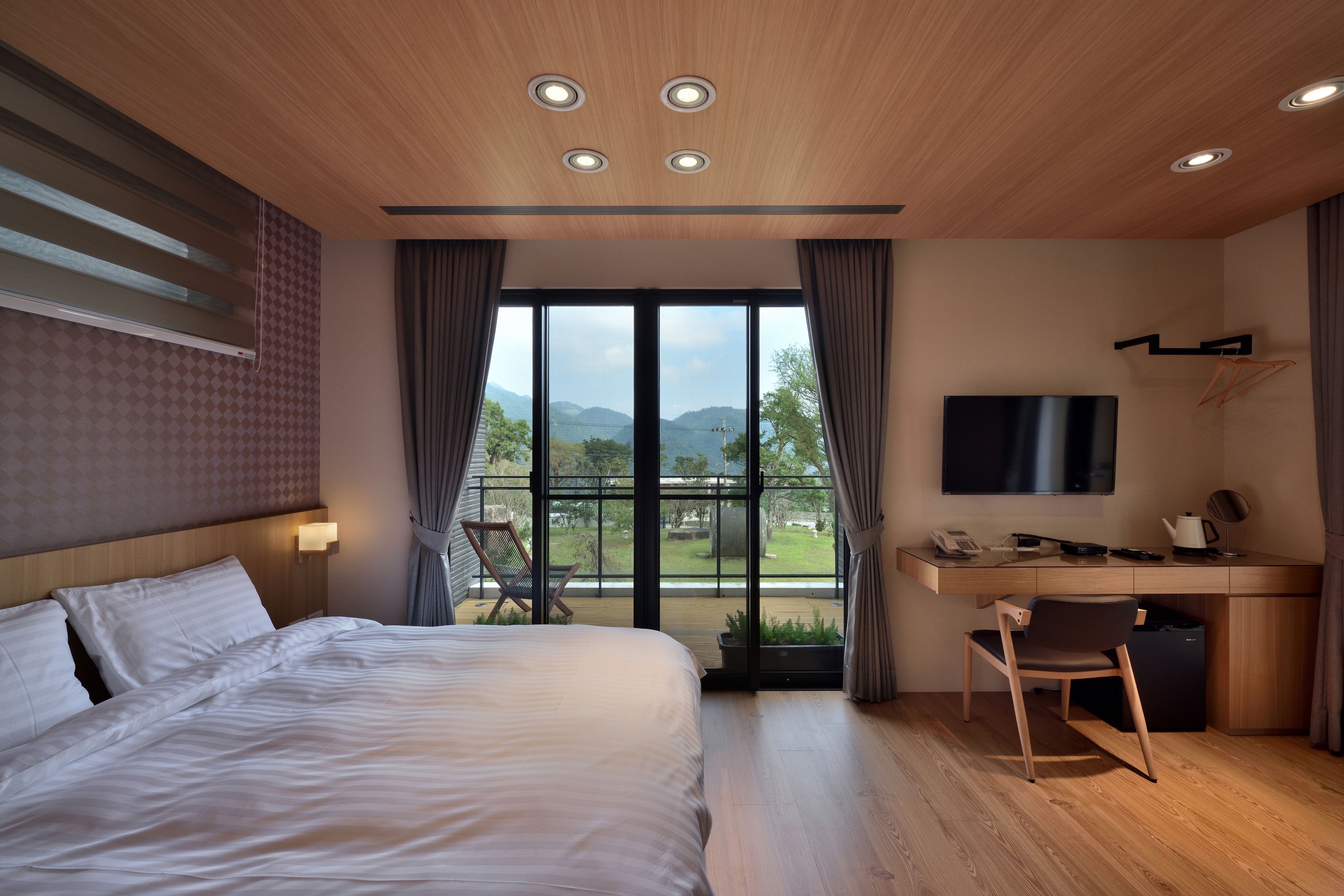 Classic Double Room | Minibar, desk, soundproofing, free WiFi