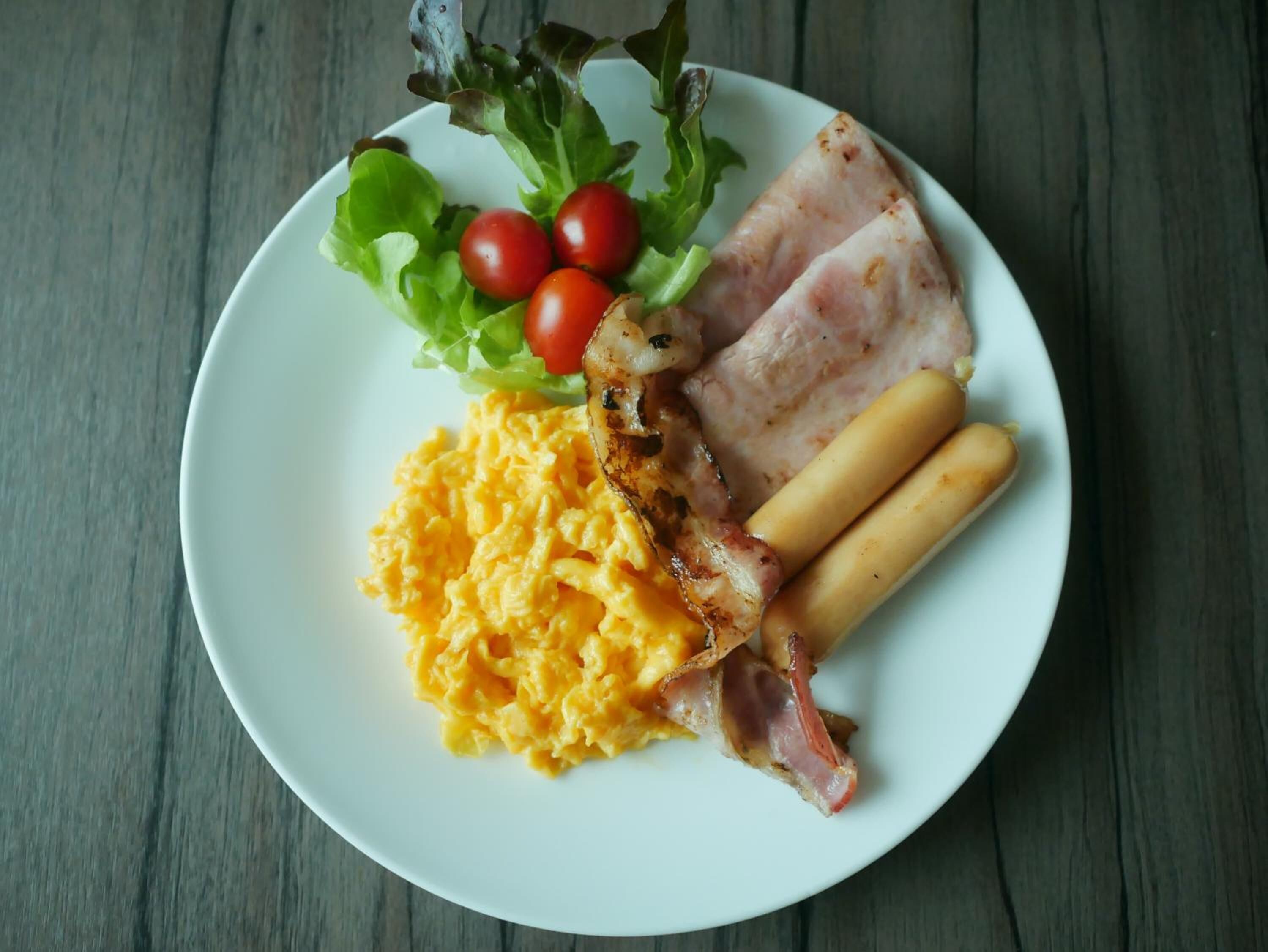 breakfast, lunch, dinner served; international cuisine