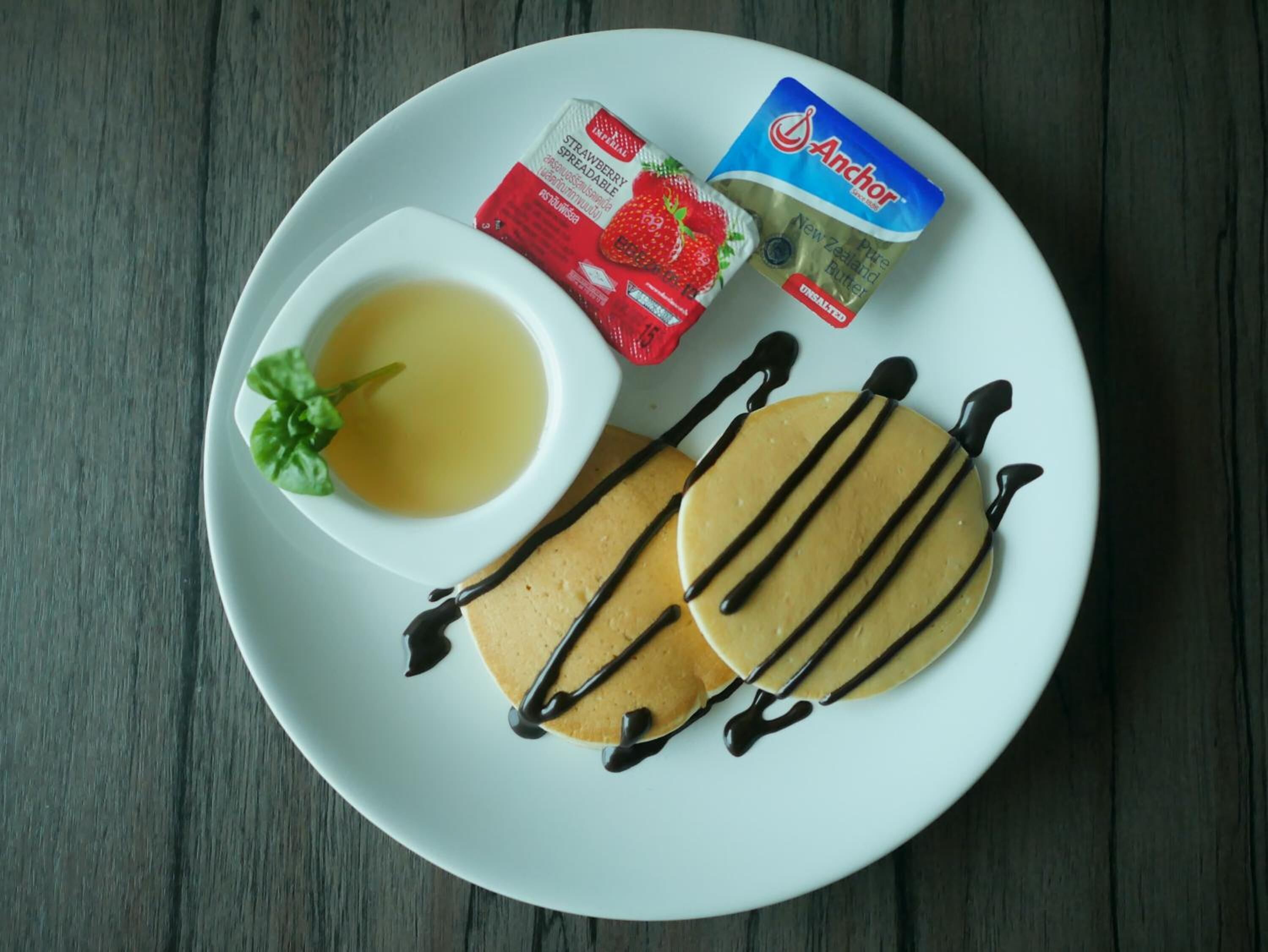 breakfast, lunch, dinner served; international cuisine