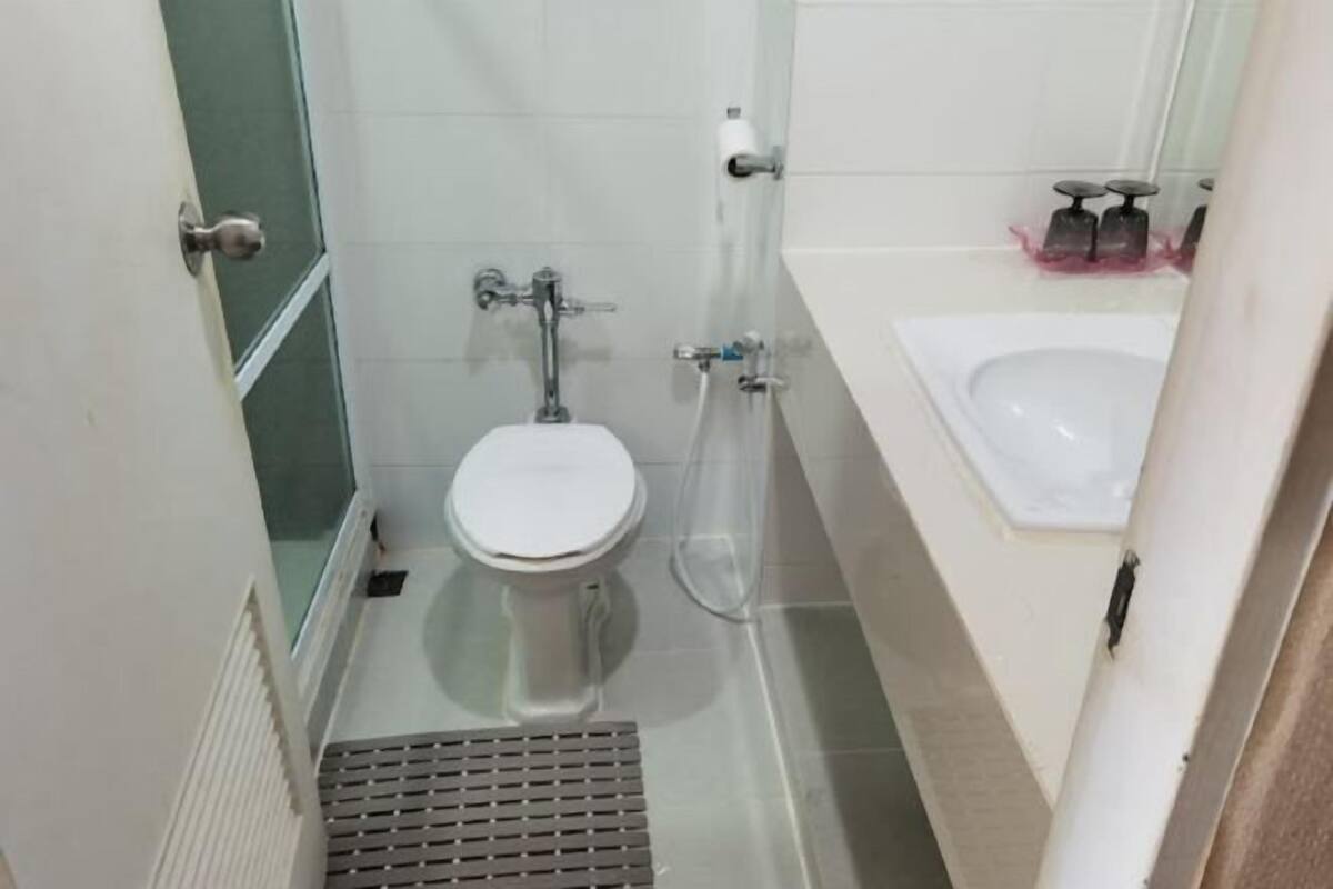 Chuveiro, produtos de toalete grátis