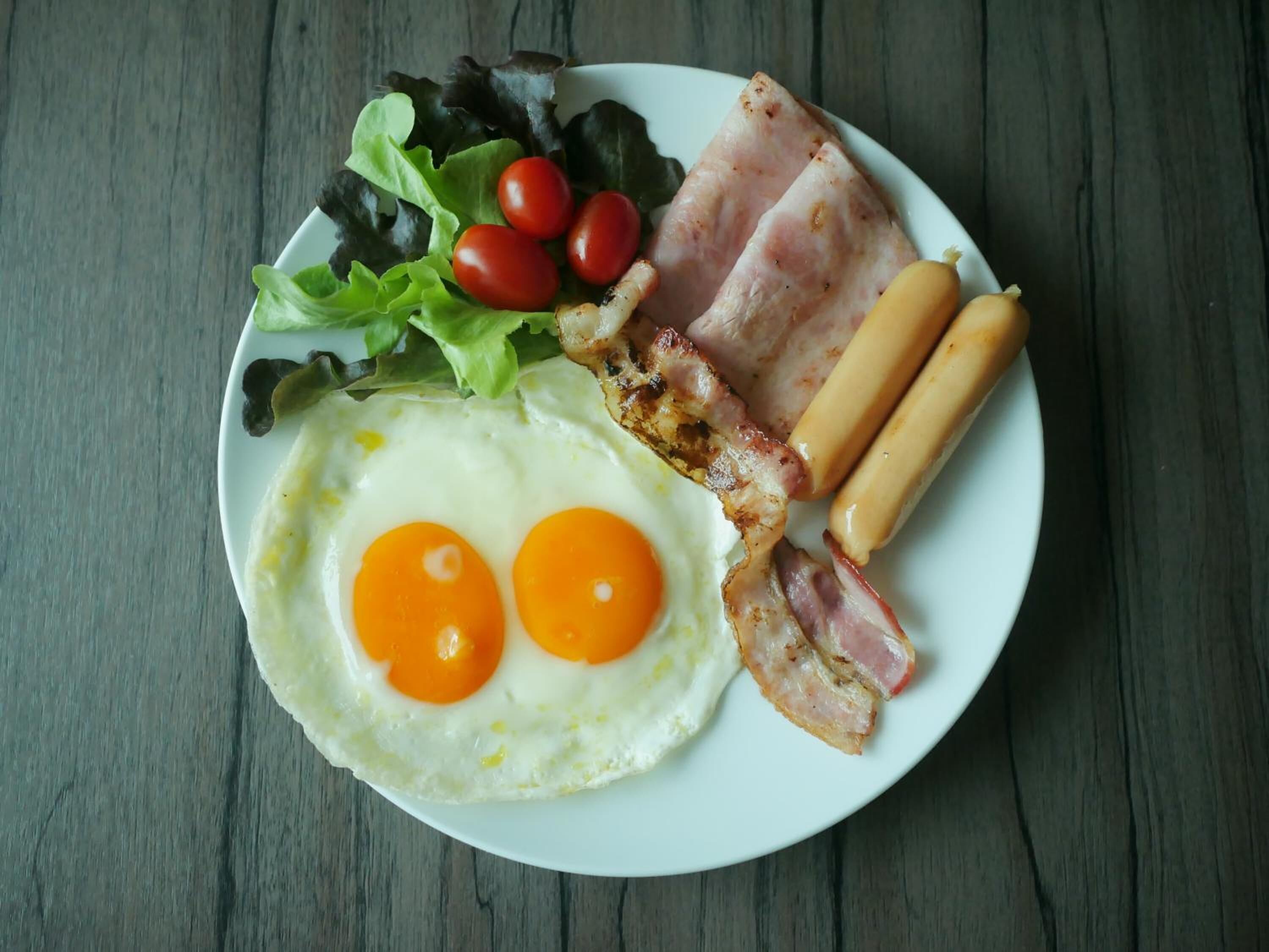 breakfast, lunch, dinner served; international cuisine