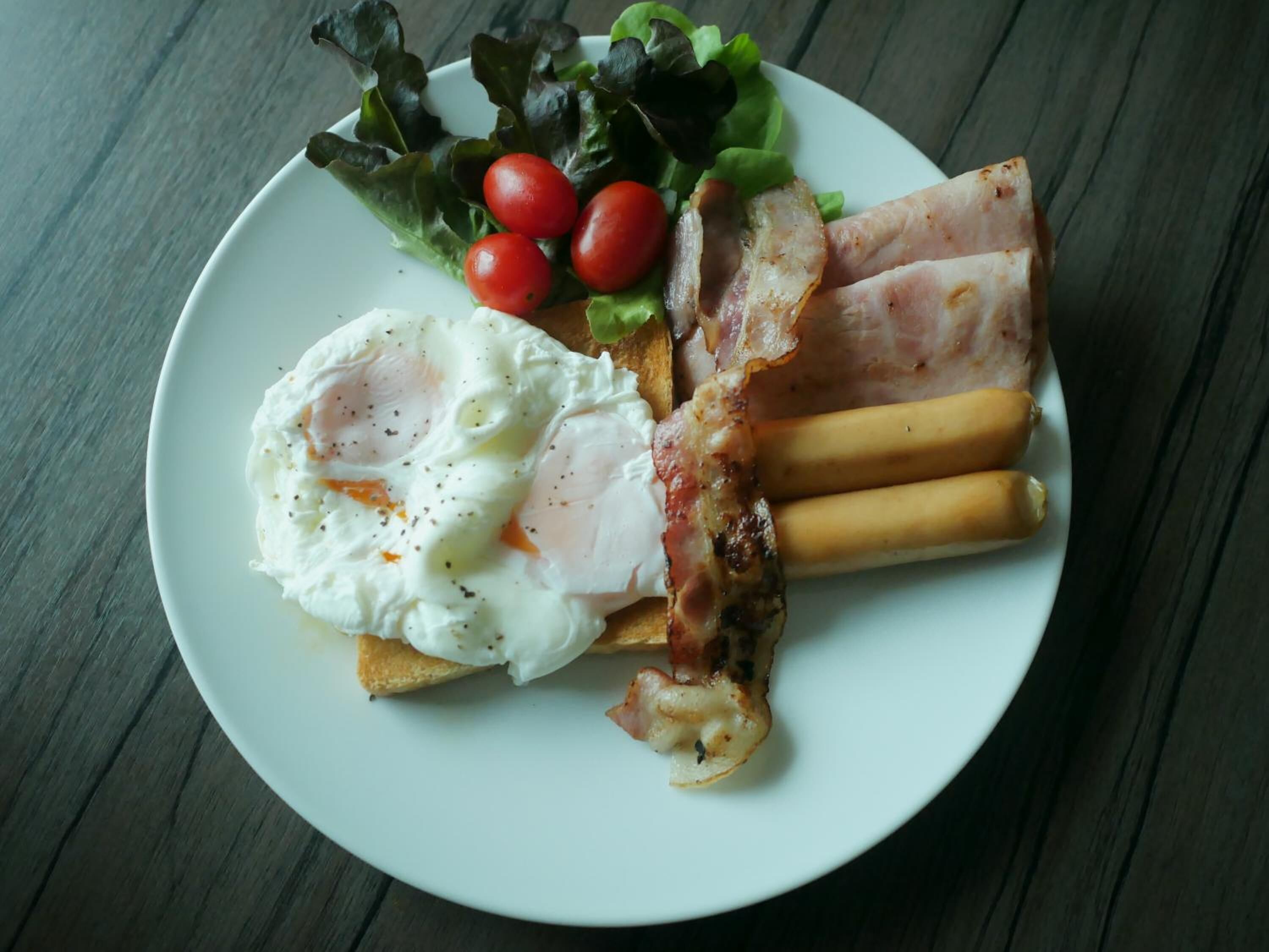 breakfast, lunch, dinner served; international cuisine