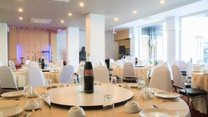 朝食、ランチ、ディナーに営業