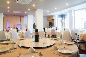 Breakfast, lunch, dinner served; international cuisine 