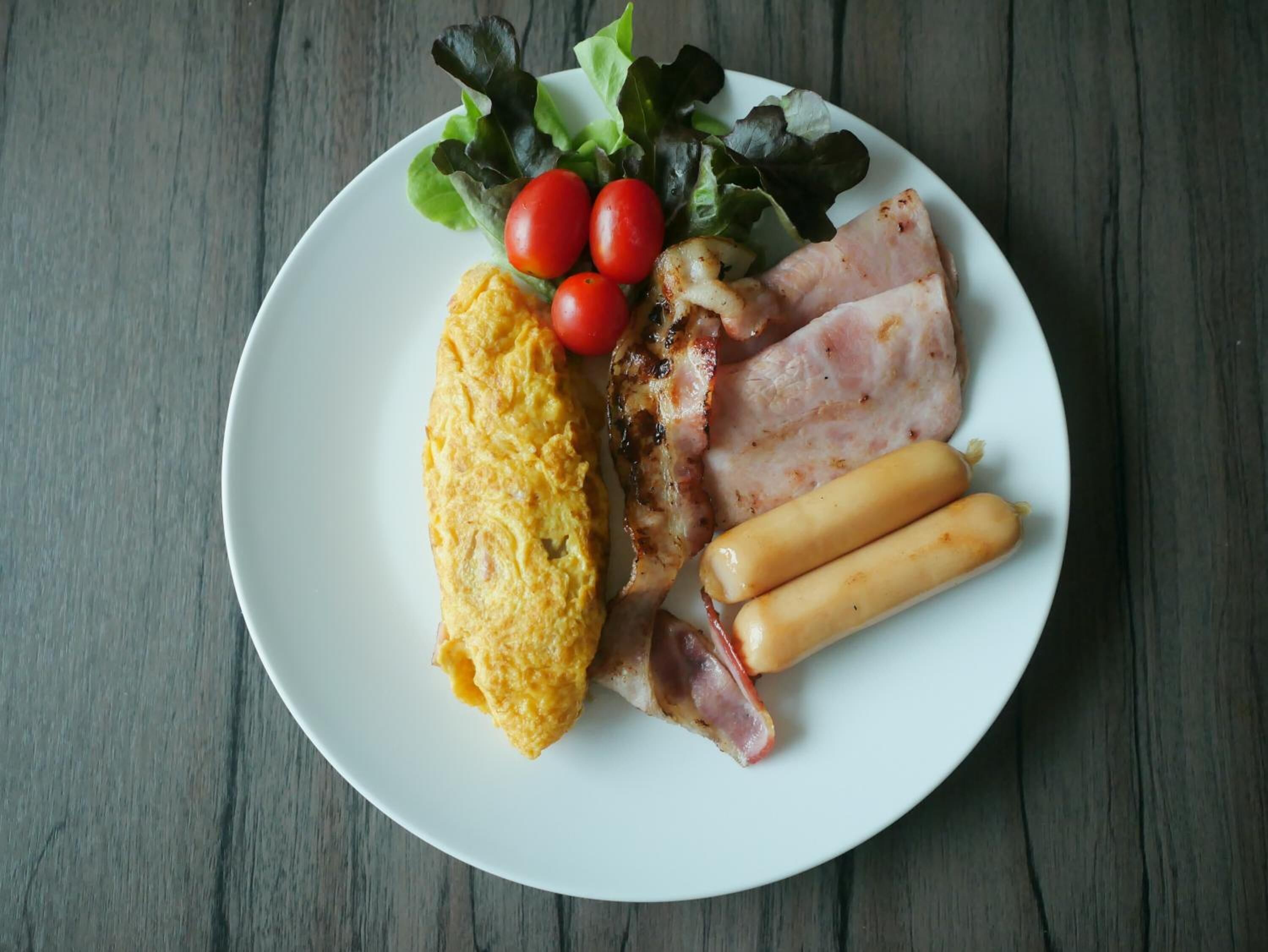 breakfast, lunch, dinner served; international cuisine