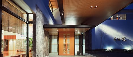 Façade de lâhĂ©bergement â soirĂ©e/nuit