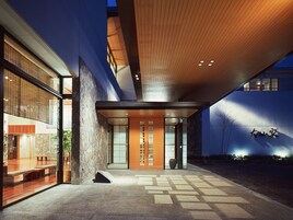 Fachada de la propiedad por la tarde o noche