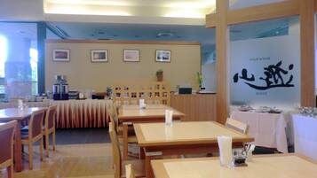 Daily buffet breakfast (JPY 1650 per person)