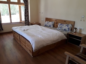 Desk, soundproofing, rollaway beds, free WiFi