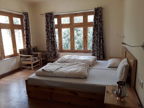 Desk, soundproofing, rollaway beds, free WiFi