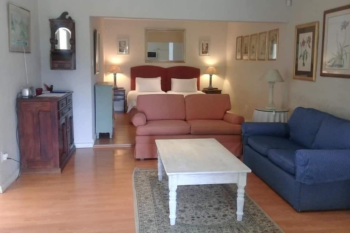 Syringa Cottage | Bureau, décor unique, ameublement unique, literie fournie