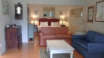 Syringa Cottage | Individually decorated, individually furnished, desk, bed sheets