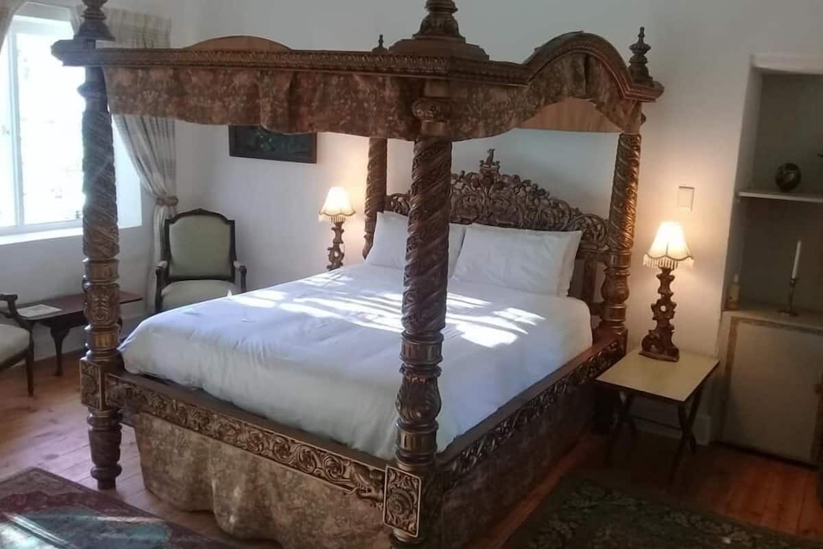 Four Poster Suite | Bureau, décor unique, ameublement unique, literie fournie
