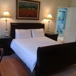 Benjis Cottage | Individually decorated, individually furnished, desk, bed sheets - Bellingham Homestead (Franschhoek)