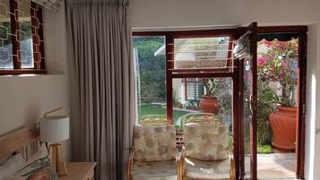 Self catering Twin/King Suite | Living area