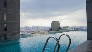 Hồ bơi ngoài trời