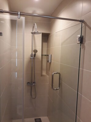 Studiosuite – executive, 3 soverom, byutsikt | Dusj på badet