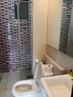 Studiosvit Executive - 2 sovrum - utsikt mot staden | Badrum | Dusch, gratis toalettartiklar, hårtork och tofflor