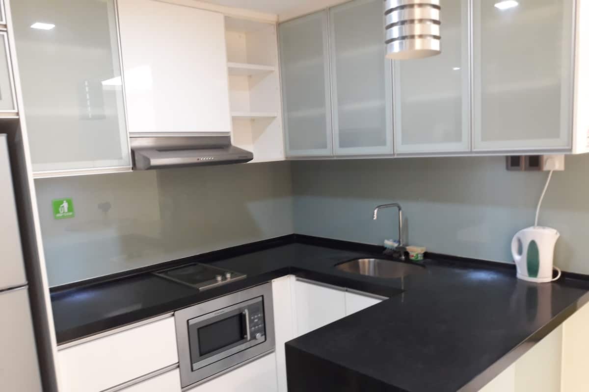 Suite monolocale Executive, 2 camere da letto, vista città | Cucina privata | Frigorifero con congelatore, microonde, piano cottura