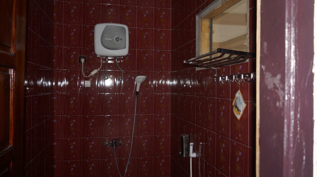 Shower, perlengkapan mandi gratis,  dan handuk