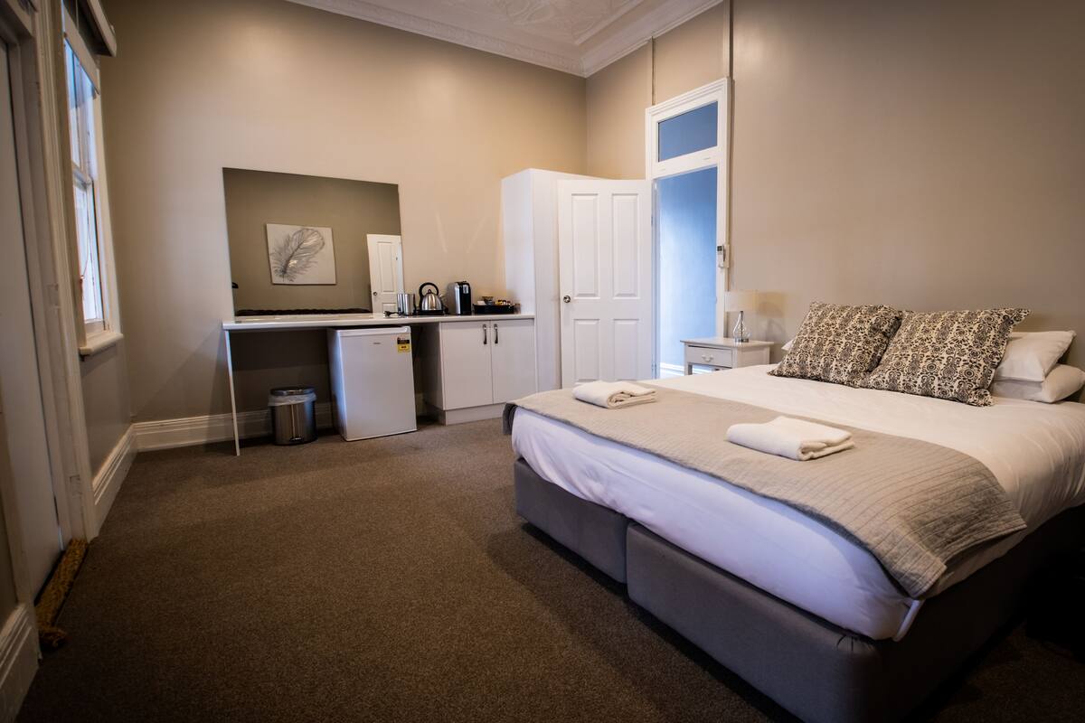 king suite | iron/ironing board, free wifi, bed sheets