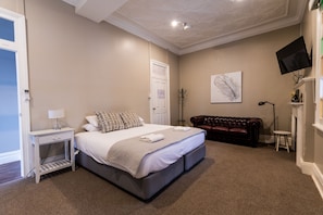 Tabla de planchar con plancha, wifi gratis y ropa de cama