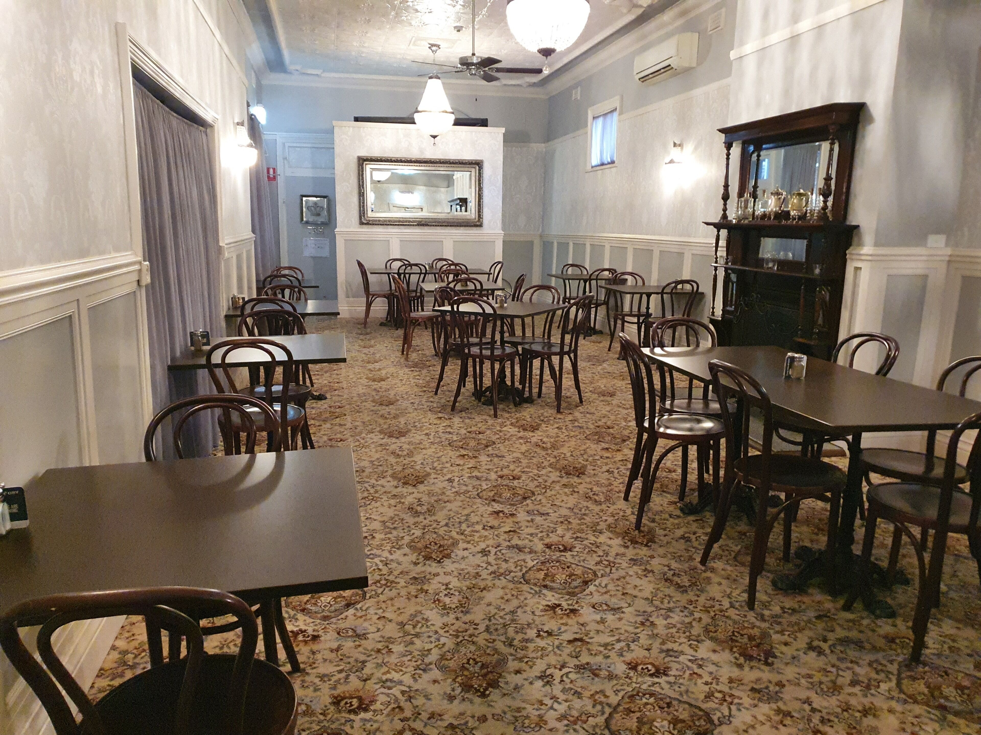 lunch and dinner served, modern european cuisine