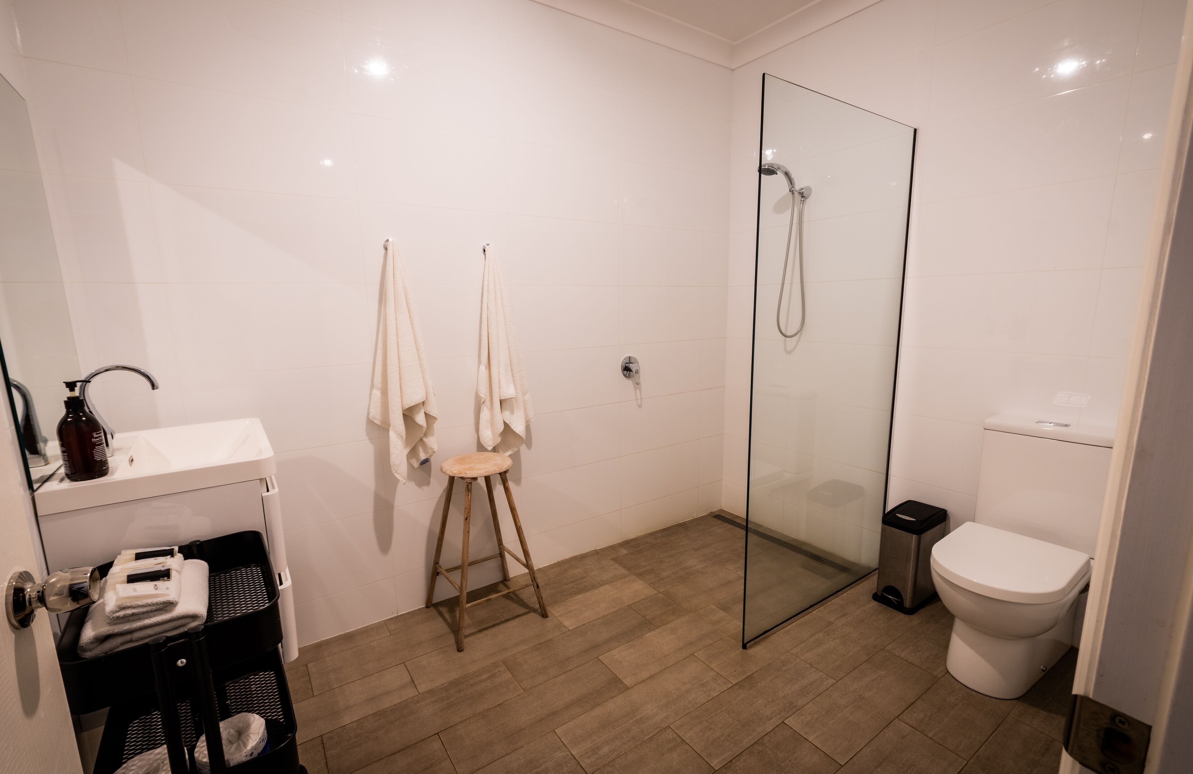 queen suite | bathroom | free toiletries, towels, soap, shampoo