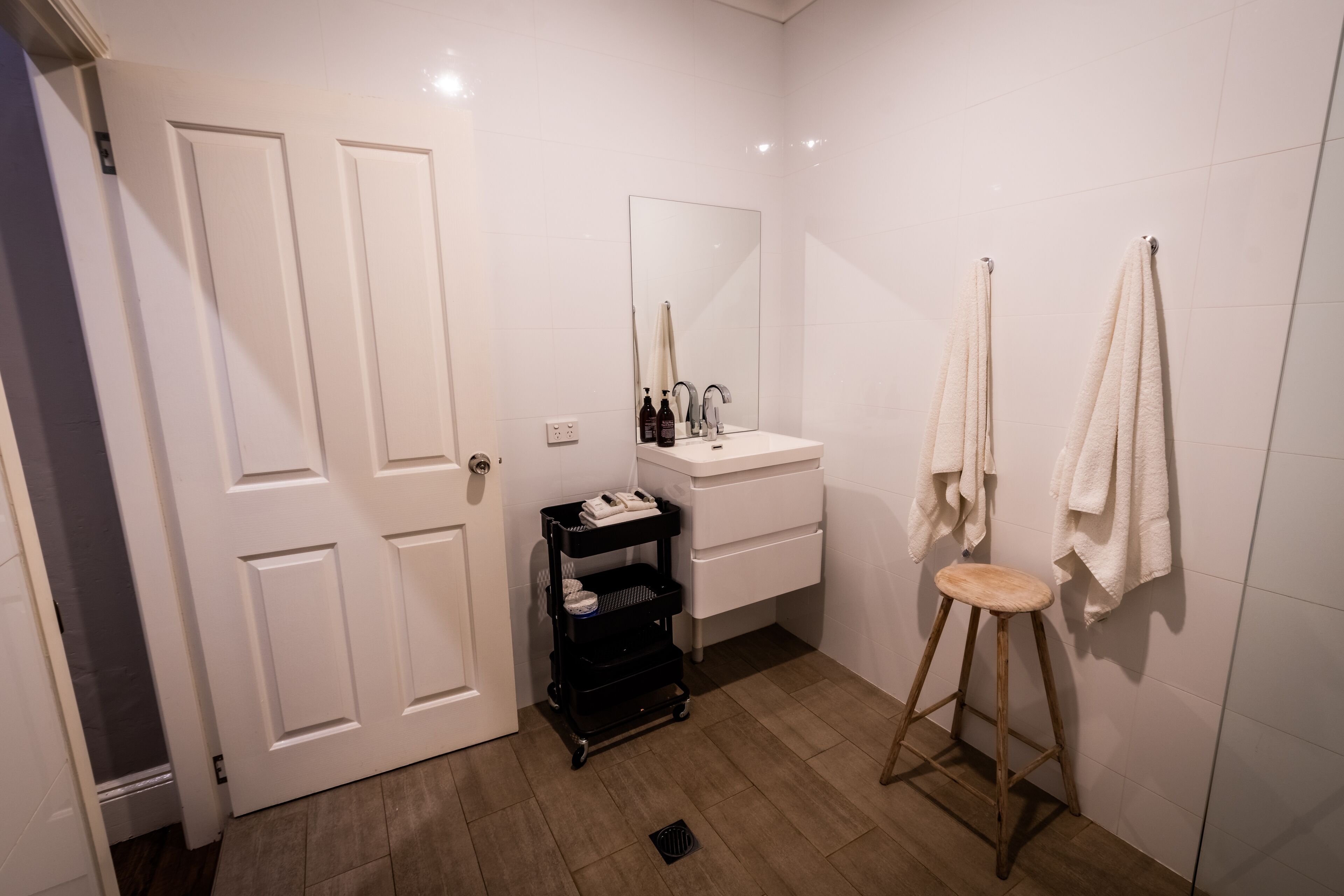 queen suite | bathroom | free toiletries, towels, soap, shampoo