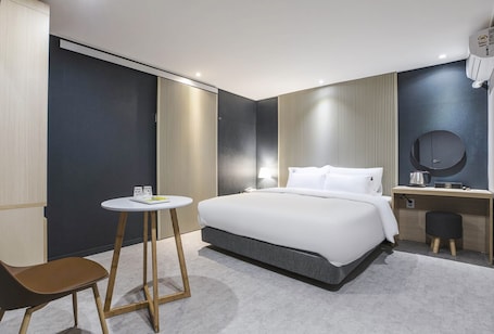 Double Room, Non Smoking | Free WiFi, bed sheets