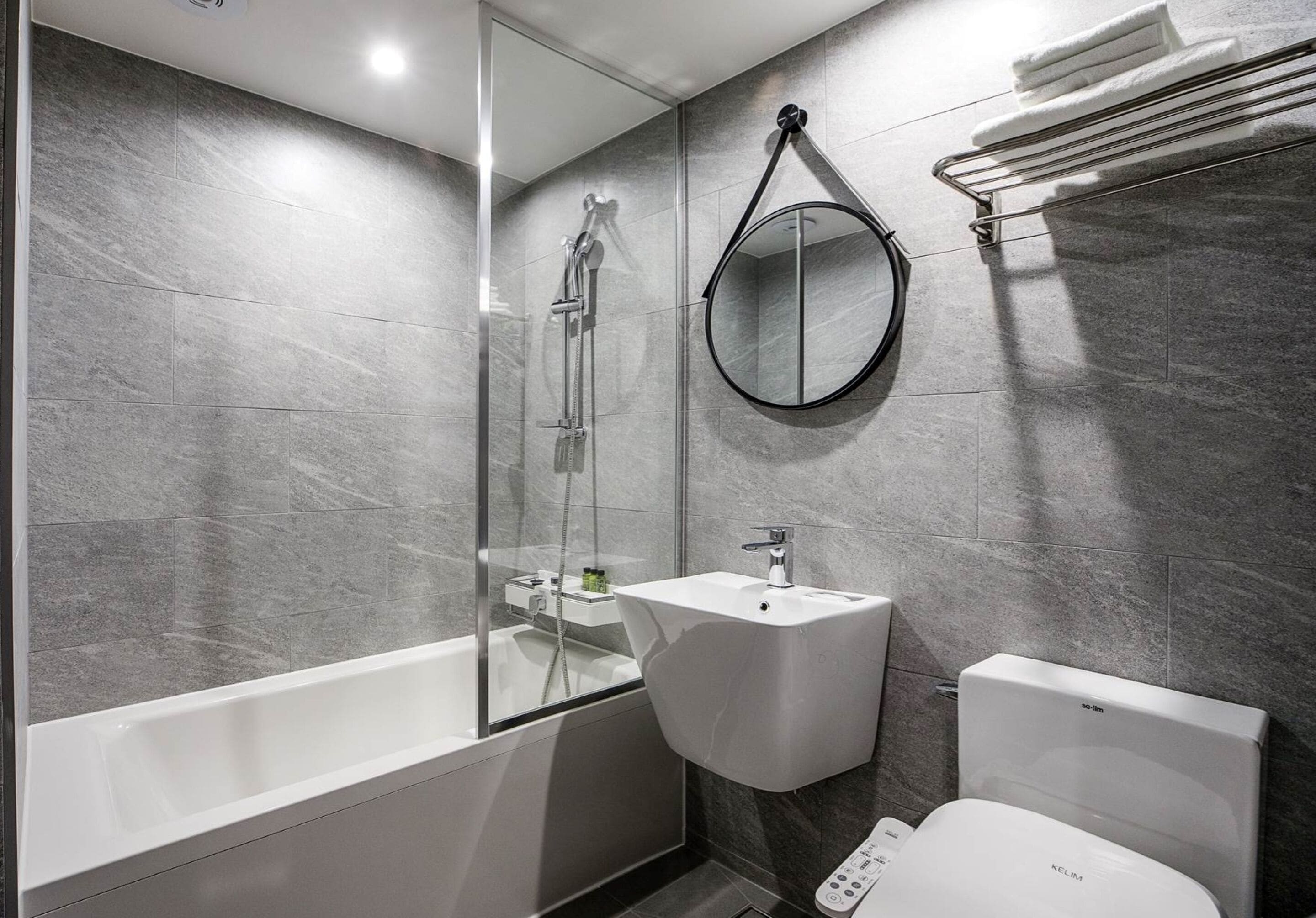 Habitación empresarial doble | Baño | Regadera, secadora de cabello, pantuflas, bidet 