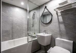 Quarto casal empresarial | Banheiro | Chuveiro, secador de cabelo, chinelos, bidê