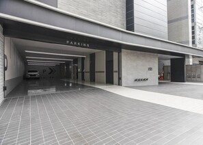 Free self-parking, free valet parking - JJ Hotel (Seongnam)