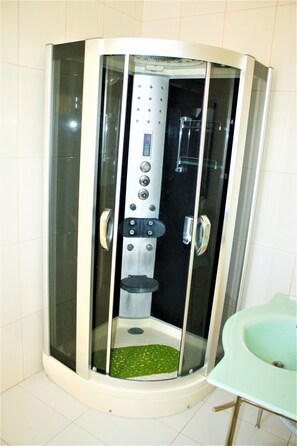 Chambre Confort double, 1 trÚs grand lit, salle de bain privée, secteur Affaires | Salle de bain | Articles de toilette (gratuits), serviettes fournies