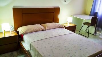 Doppia Economy, terrazzo, vista città | Postazione laptop, tende oscuranti, ferro/asse da stiro, Wi-Fi gratuito