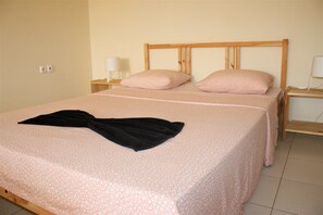 Dortoir partagĂ© Ă©conomique, mixte, terrasse, au bord de lâocĂ©an (Double Bed) | Espace de travail pour ordinateurs portables, rideaux dâobscurcissement