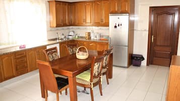 Refrigerador con freezer, microondas, horno, placa de cocina