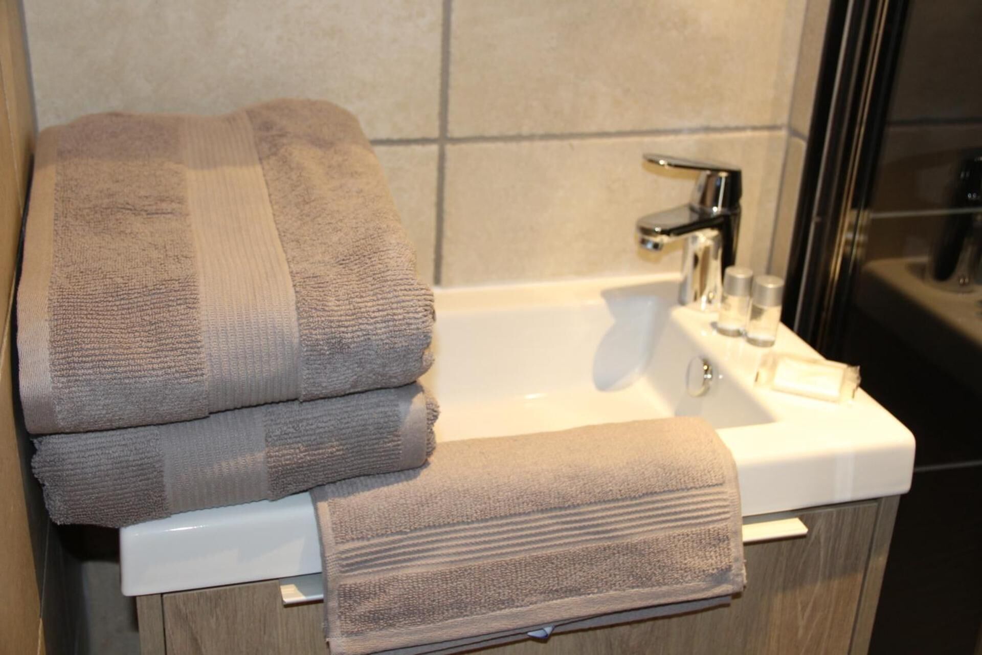 double room | bathroom | shower, free toiletries, towels