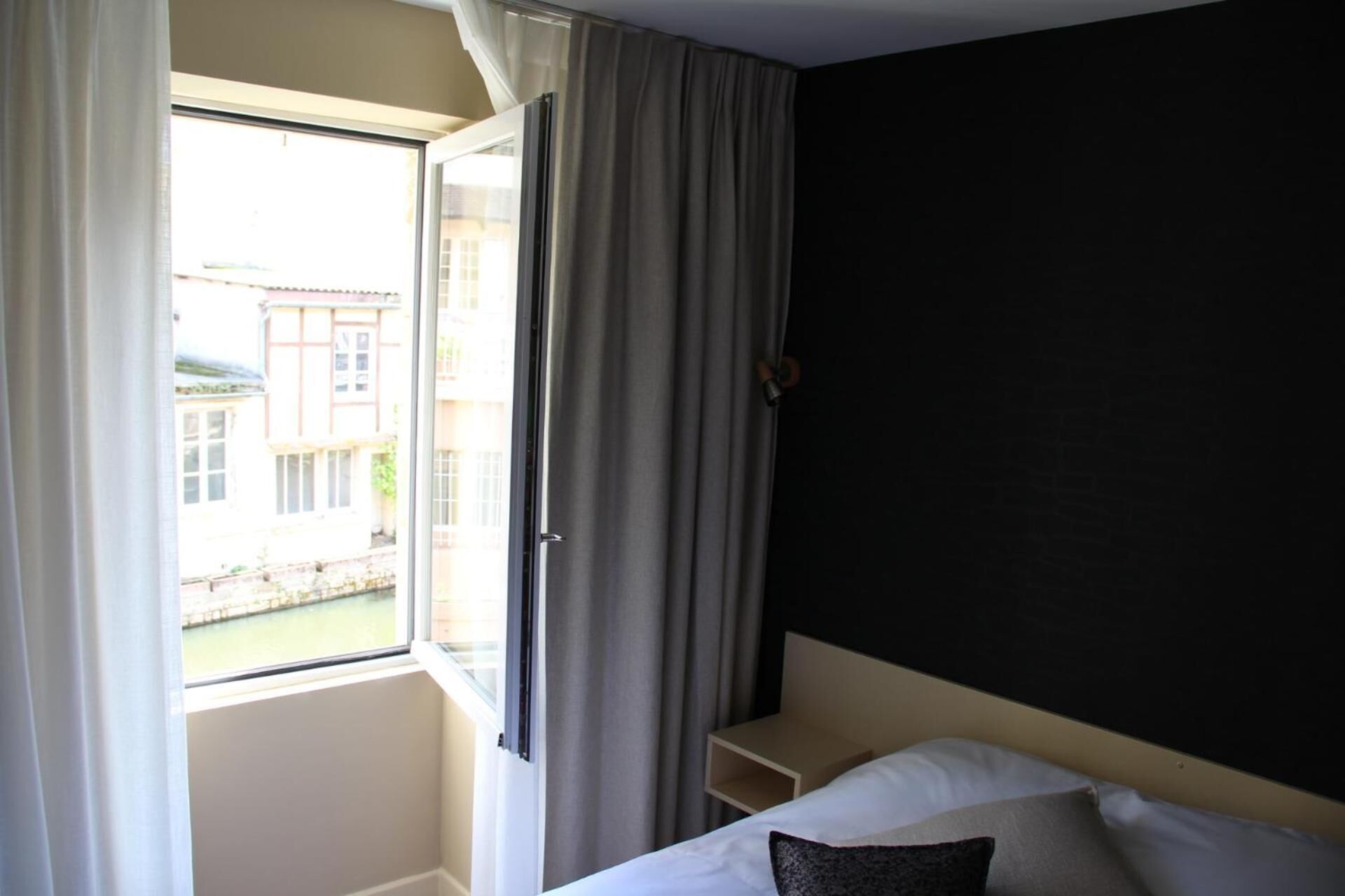 1 bedroom, desk, free wifi