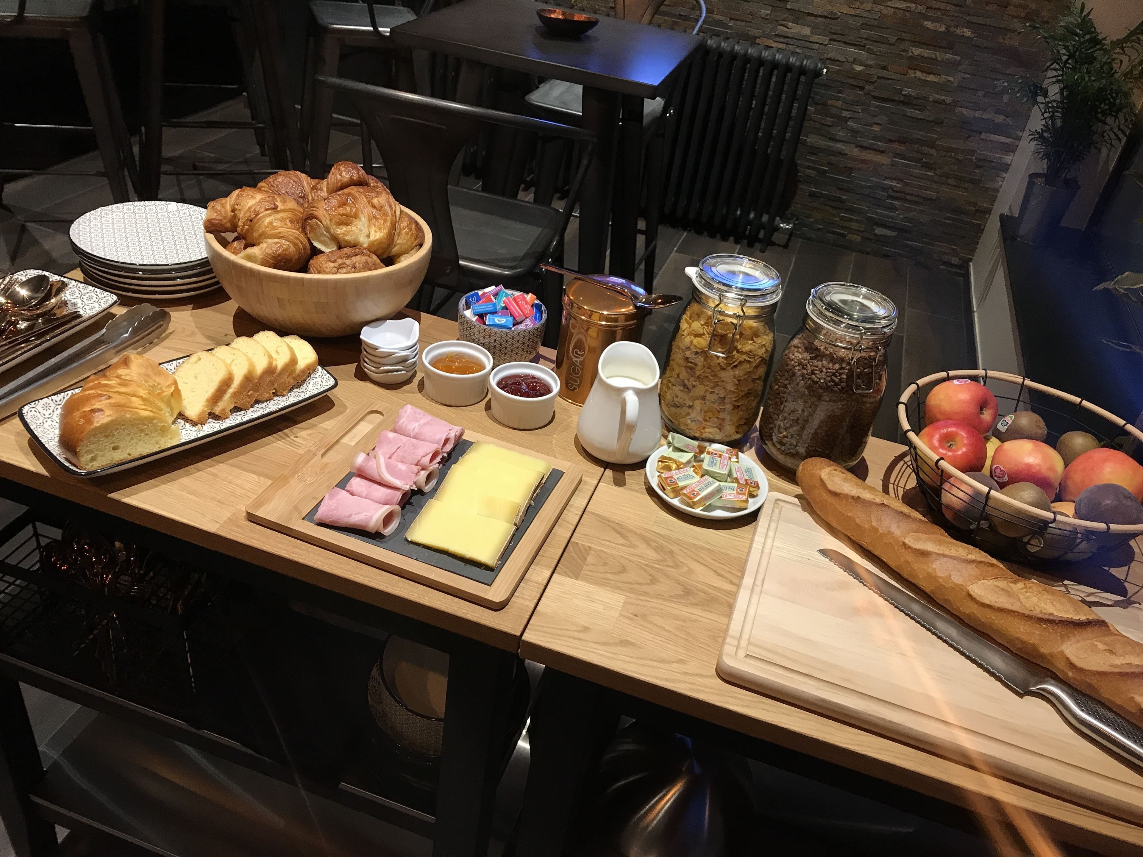 Café da manhã com buffet todos os dias (EUR 13 por pessoa) 