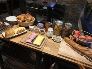 Desayuno buffet diario (EUR 13 por persona)