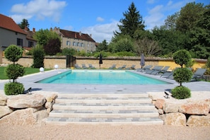 Una piscina al aire libre de temporada