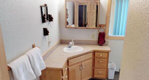 Combined shower/tub, hair dryer, towels