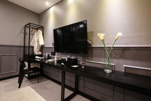 尊榮雙人房 | 獨特裝潢、書桌、筆電工作空間、遮光布/窗簾