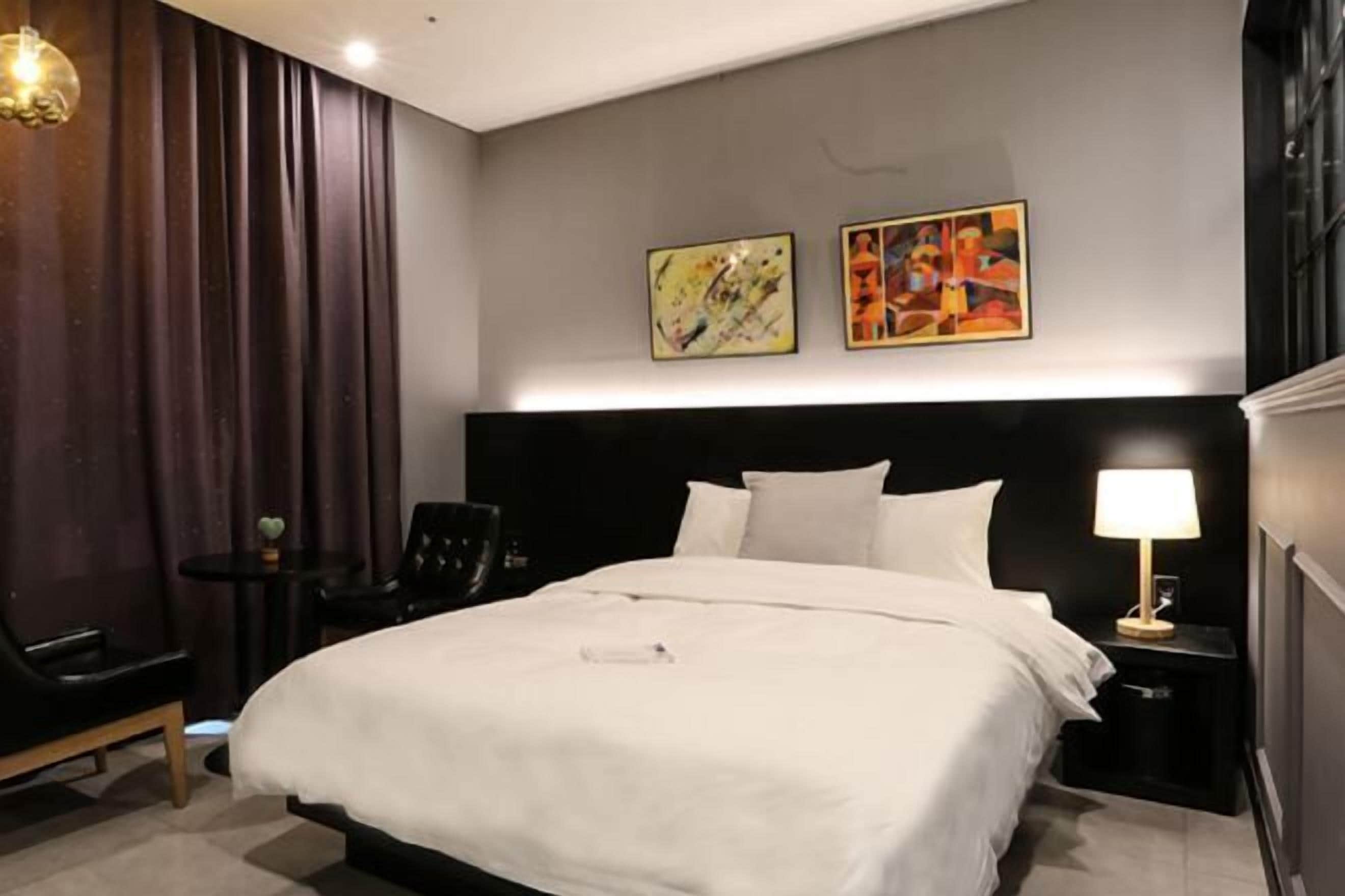 獨特裝潢、書桌、筆電工作空間、遮光布/窗簾