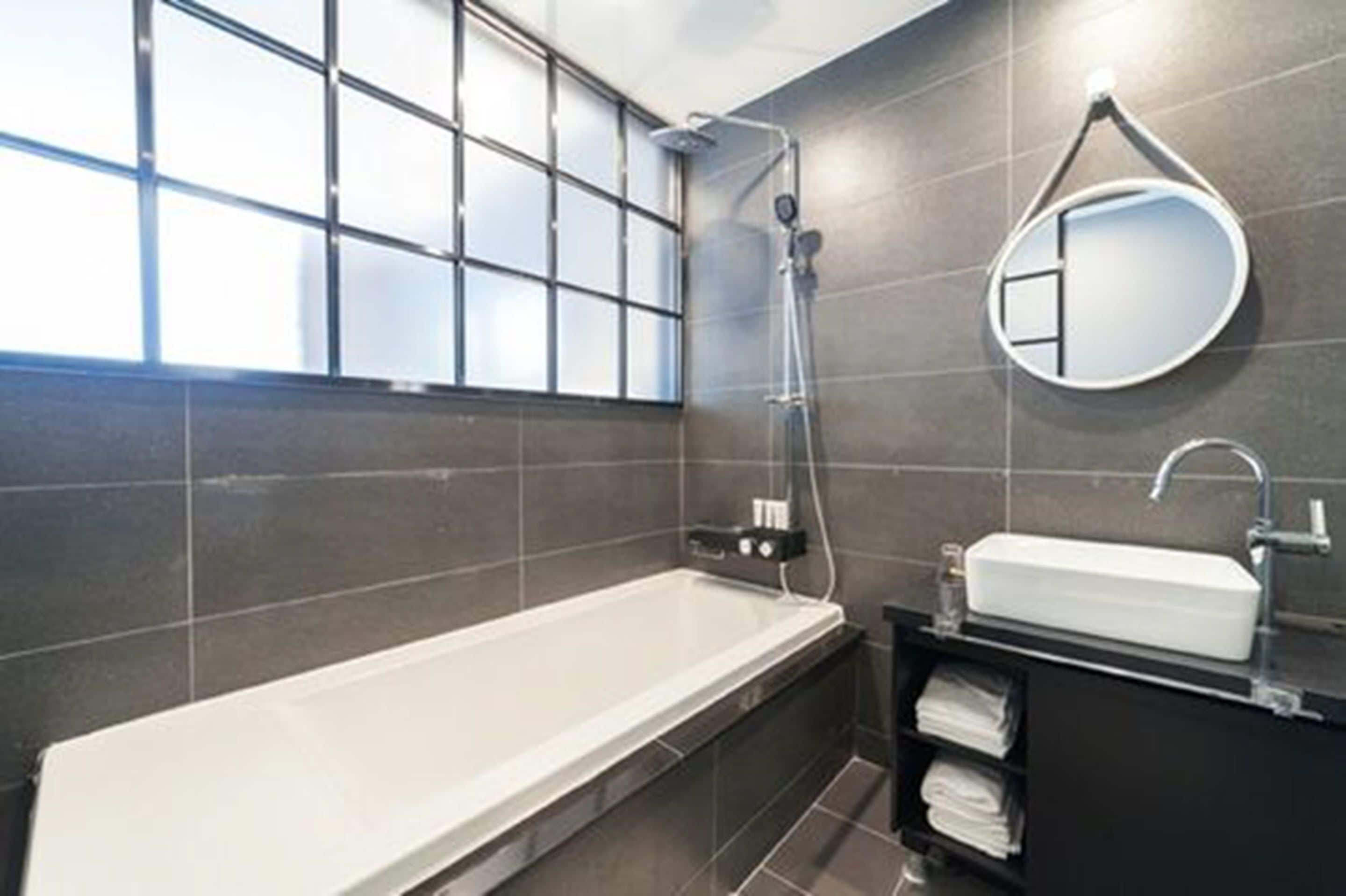 premium double room | bathroom | combined shower/bathtub, deep-soaking bathtub, free toiletries