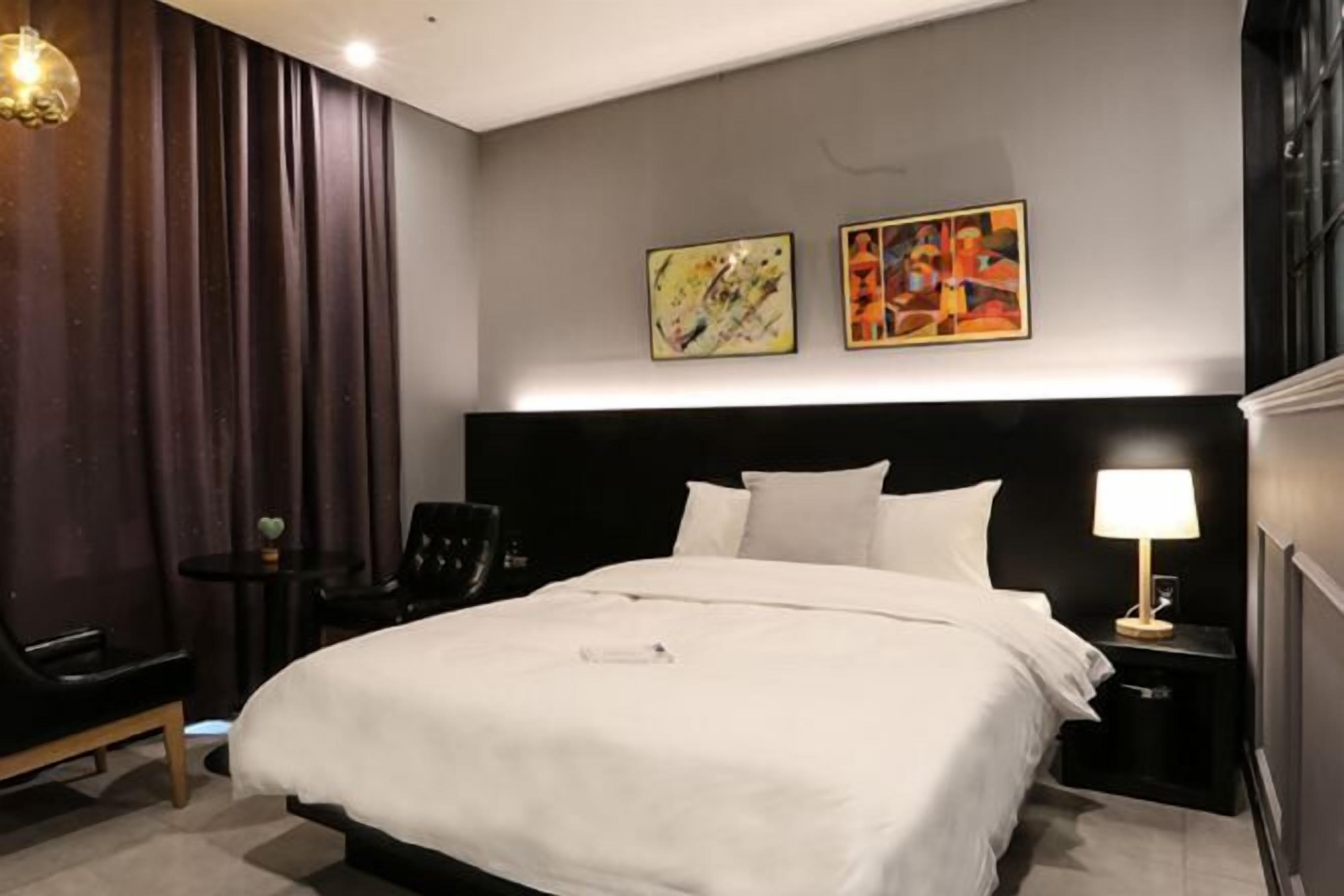 각각 다른 스타일의 인테리어, 책상, 노트북 작업 공간, 암막 커튼