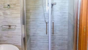 Ducha, artículos de tocador gratuitos, secador de pelo, batas