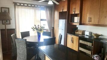 Casa familiare, 2 camere da letto, cucina, vista mare | Cucina privata | Microonde, bollitore elettrico