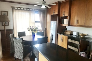Casa família, 2 quartos, cozinha, vista para o mar | Cozinha privada | Micro-ondas, chaleira elétrica